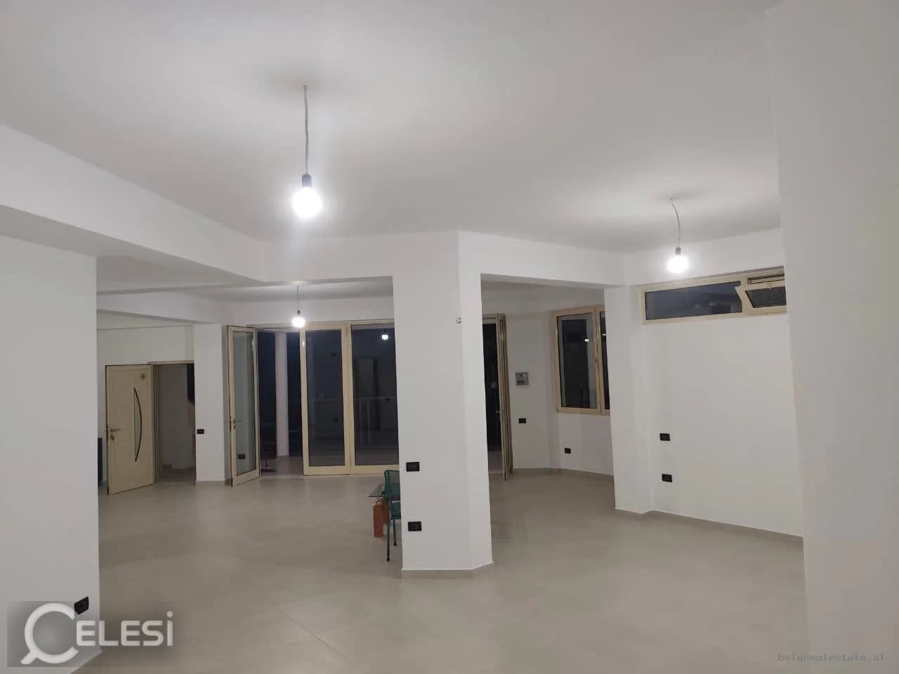 Magazinë me qira, Sauk — foto 2