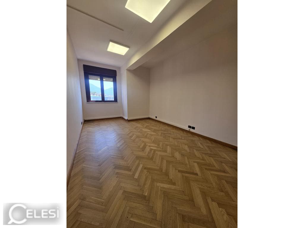 Zyrë me qira, Qender — foto 2